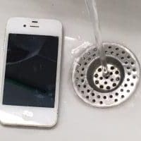 iPhone im Wasser