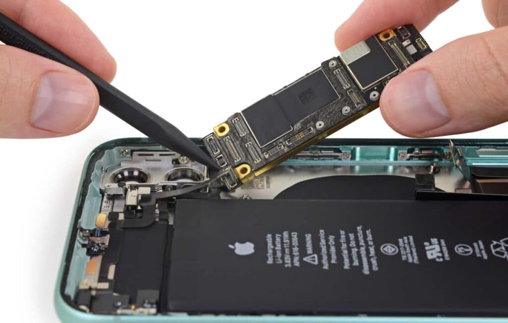 iPhone logic board Reparatur