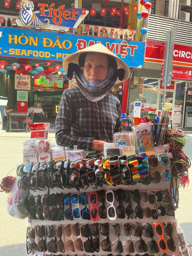 Saigon - eine Straßenhändlerin.